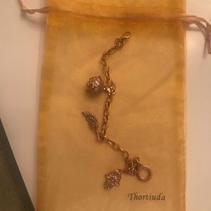 Rose gold bracelet with 2 charms